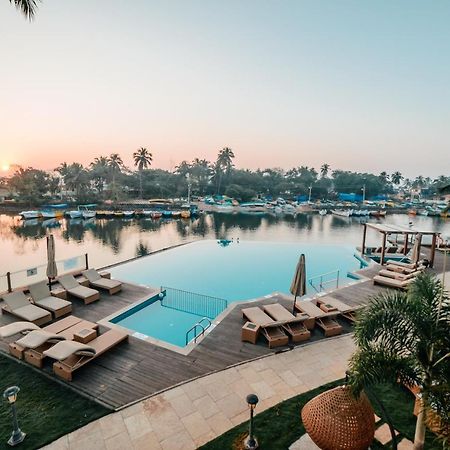 Acron Waterfront Resort Baga Luaran gambar