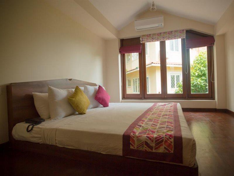 Acron Waterfront Resort Baga Luaran gambar