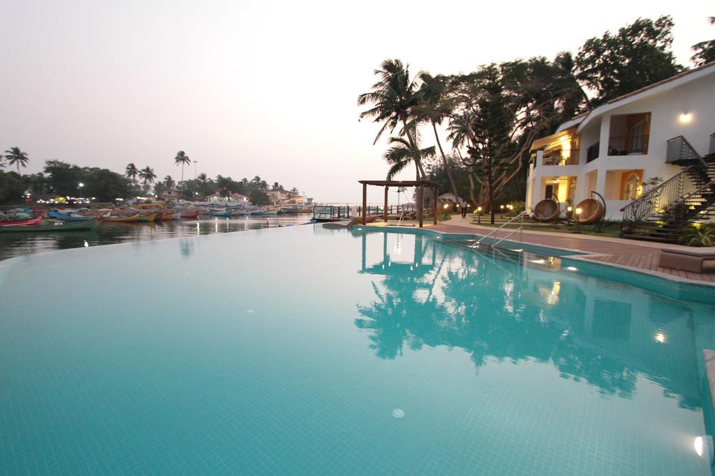 Acron Waterfront Resort Baga Luaran gambar