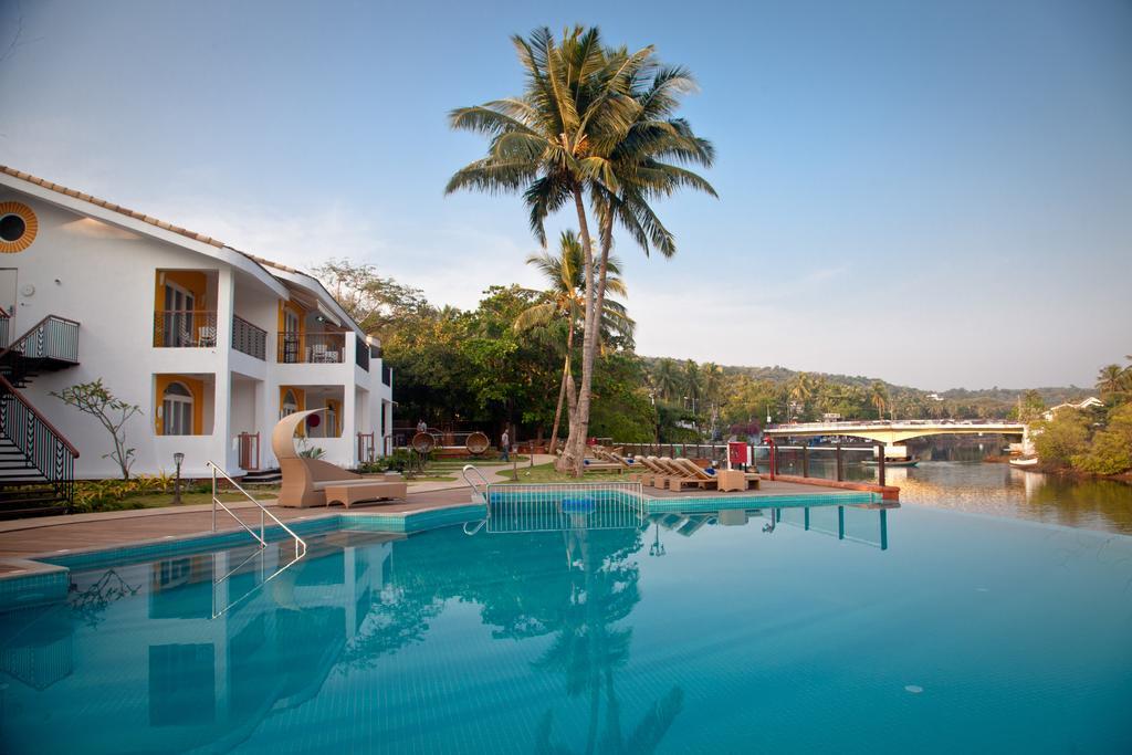 Acron Waterfront Resort Baga Luaran gambar
