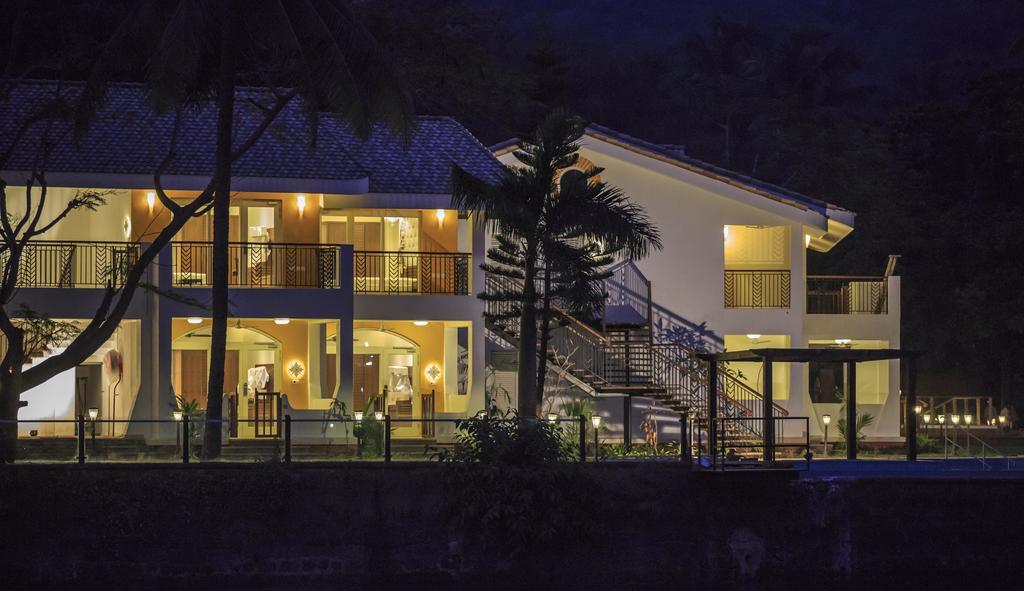 Acron Waterfront Resort Baga Luaran gambar