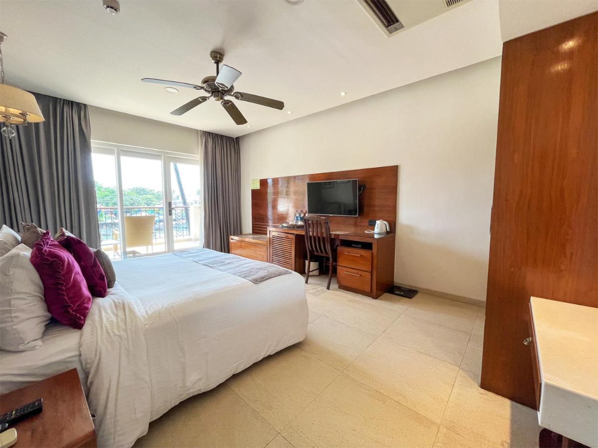Acron Waterfront Resort Baga Luaran gambar