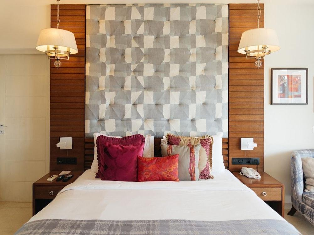 Acron Waterfront Resort Baga Luaran gambar