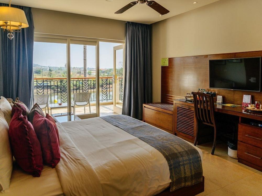 Acron Waterfront Resort Baga Luaran gambar