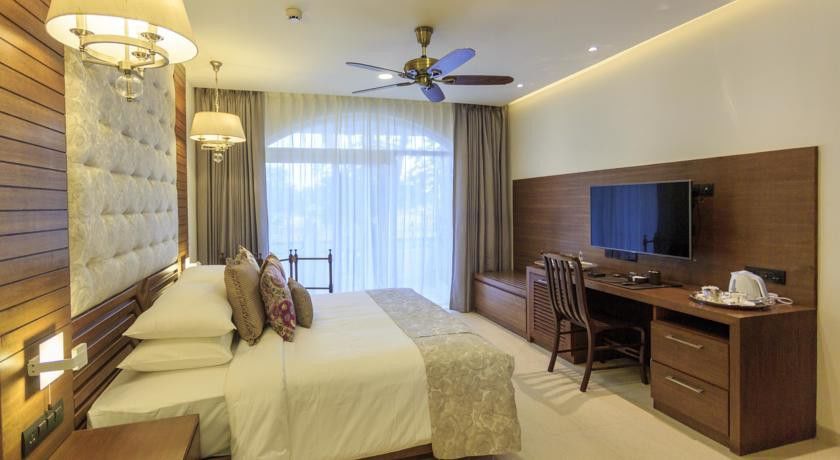 Acron Waterfront Resort Baga Luaran gambar