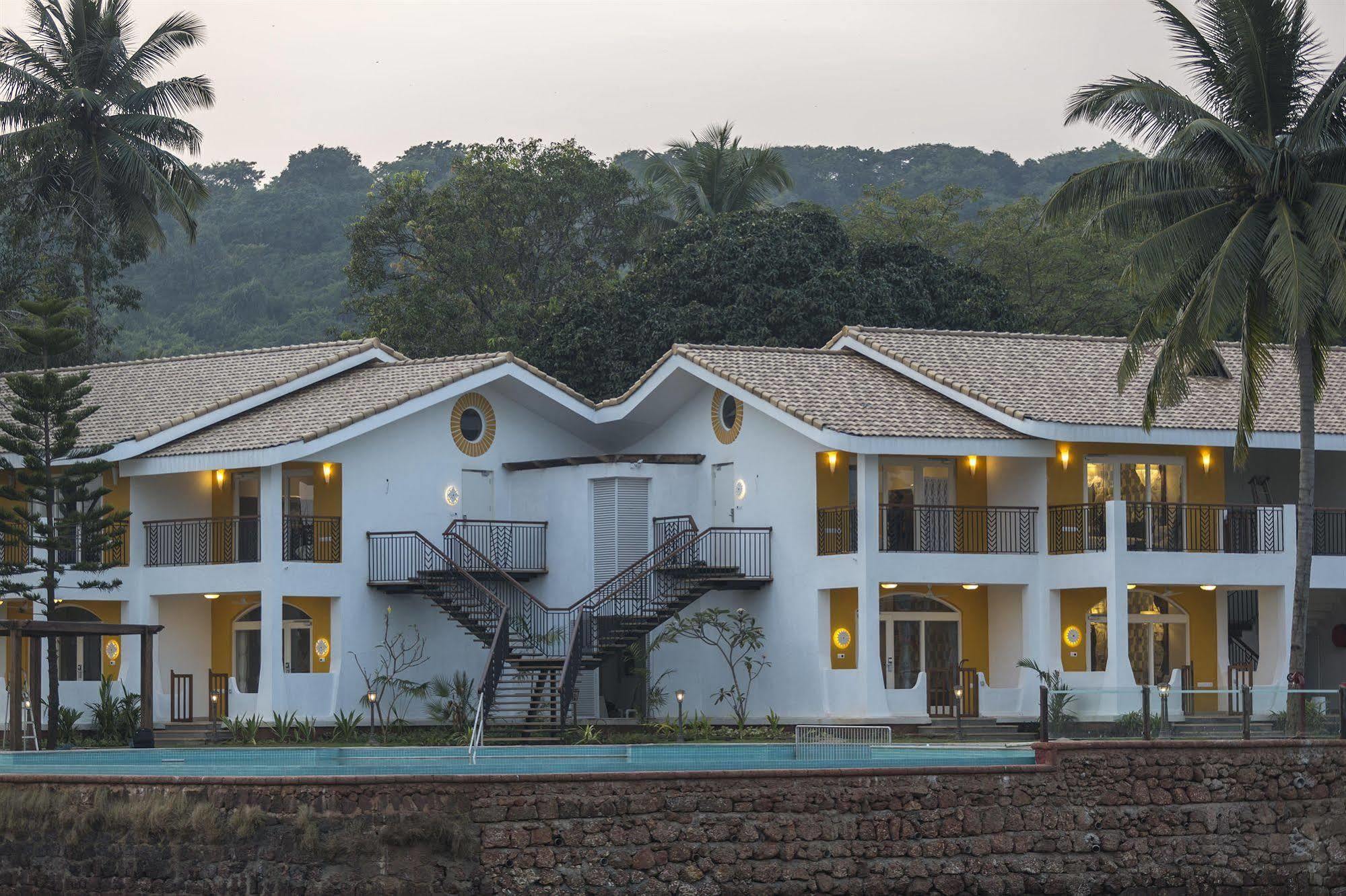 Acron Waterfront Resort Baga Luaran gambar
