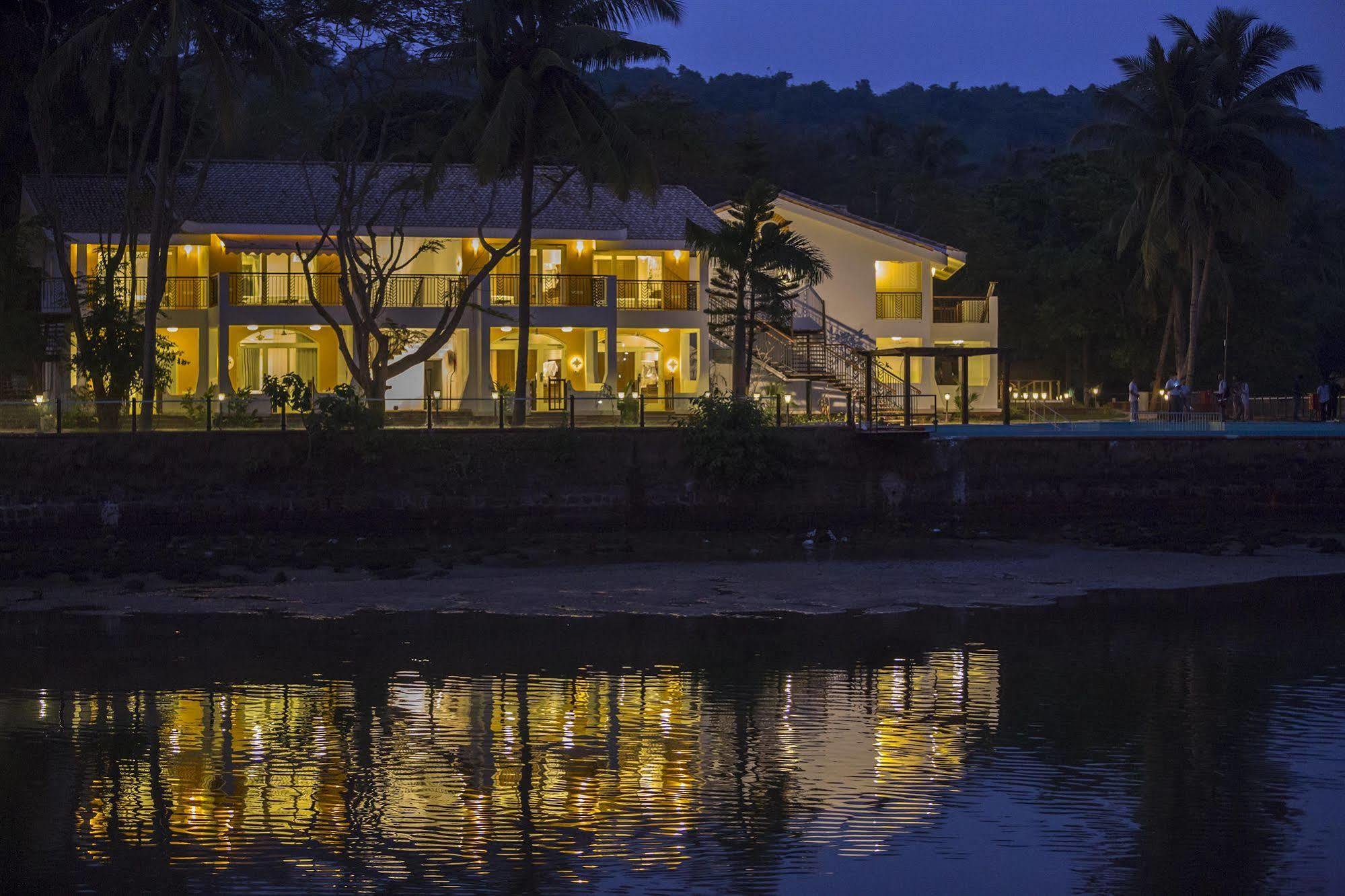 Acron Waterfront Resort Baga Luaran gambar