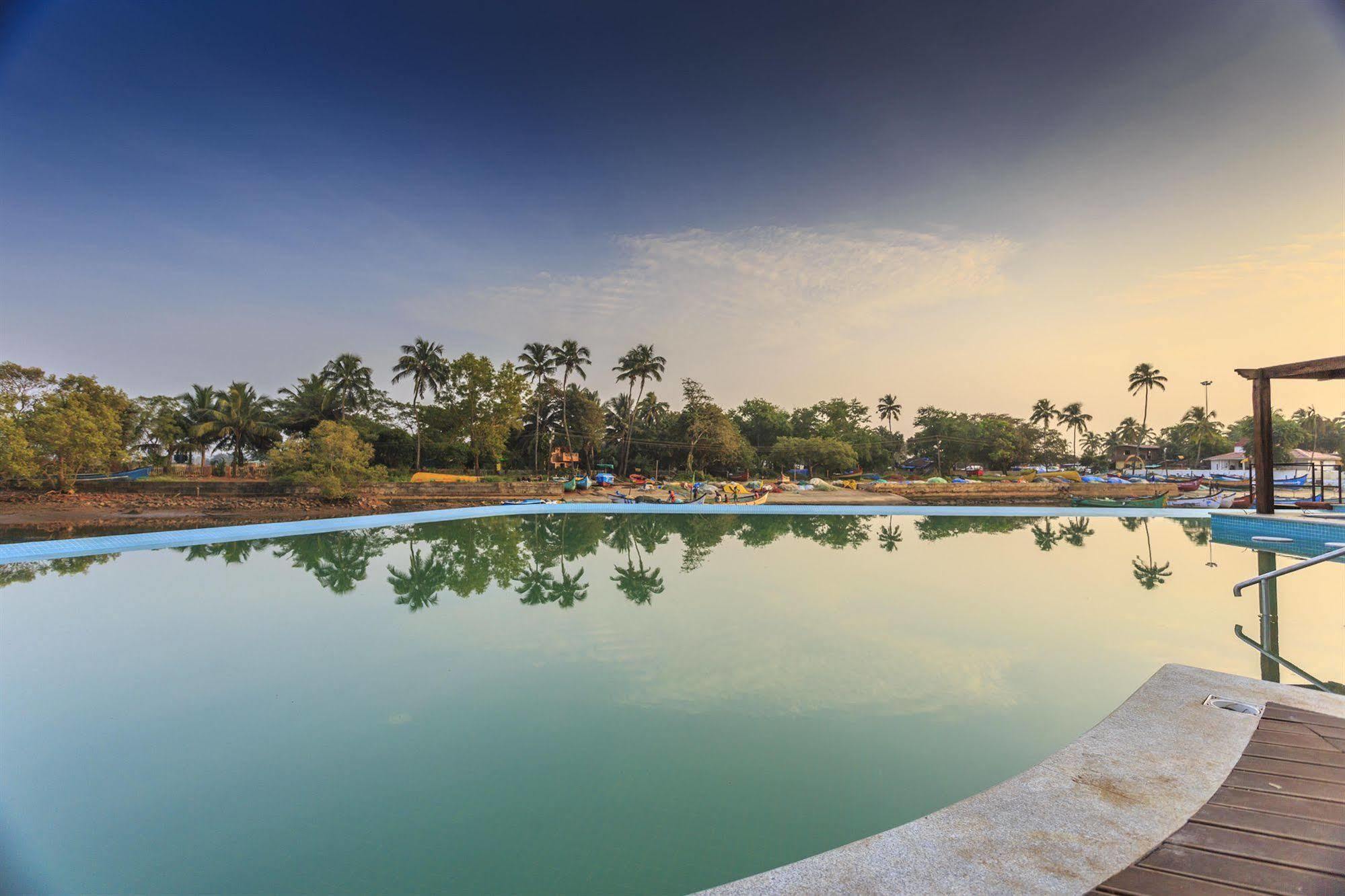 Acron Waterfront Resort Baga Luaran gambar