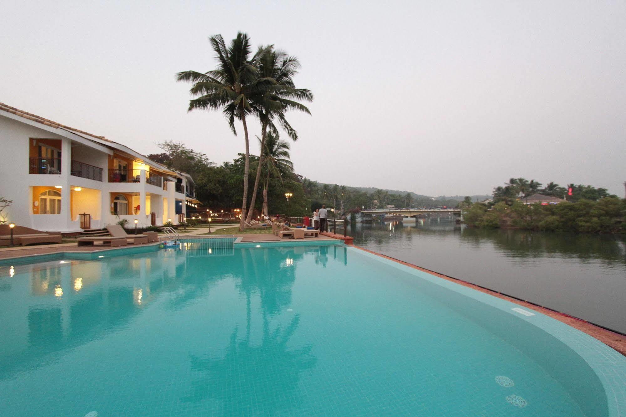 Acron Waterfront Resort Baga Luaran gambar
