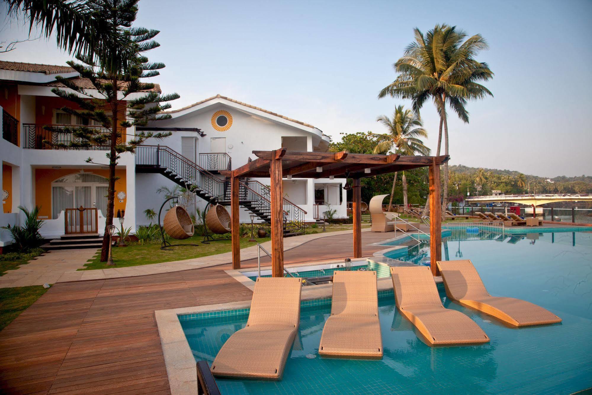 Acron Waterfront Resort Baga Luaran gambar