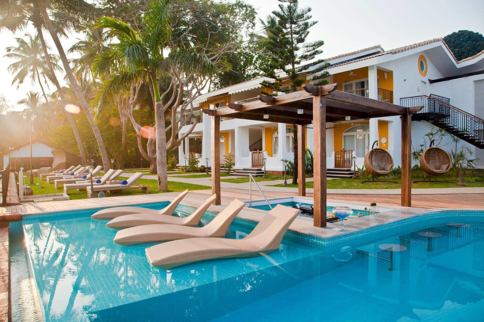 Acron Waterfront Resort Baga Luaran gambar
