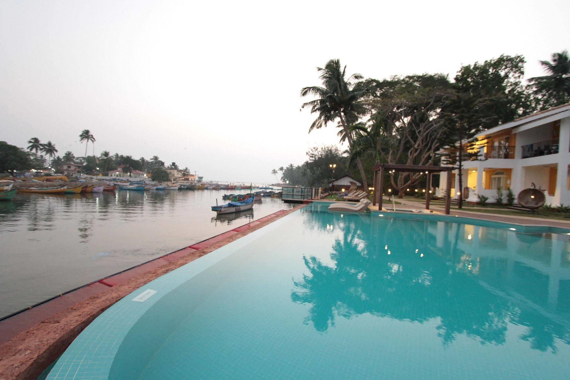 Acron Waterfront Resort Baga Luaran gambar
