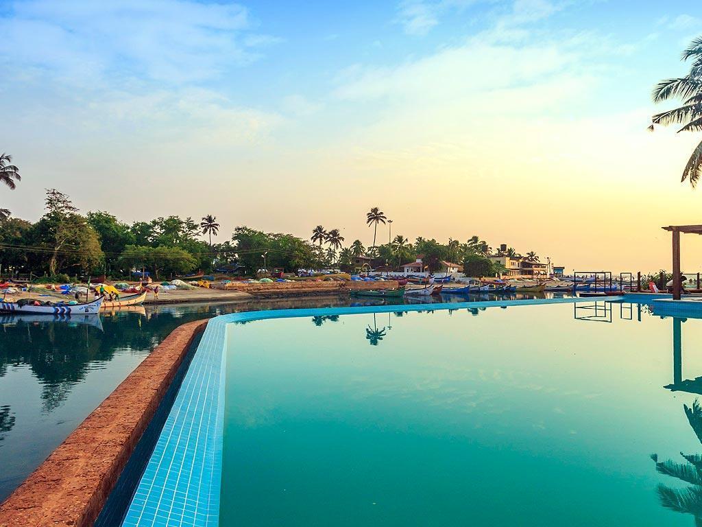 Acron Waterfront Resort Baga Luaran gambar